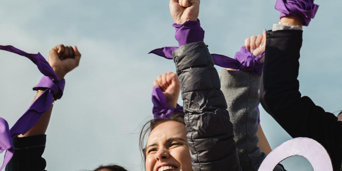 Cuál es el significado del color morado en el Día Internacional de la Mujer?