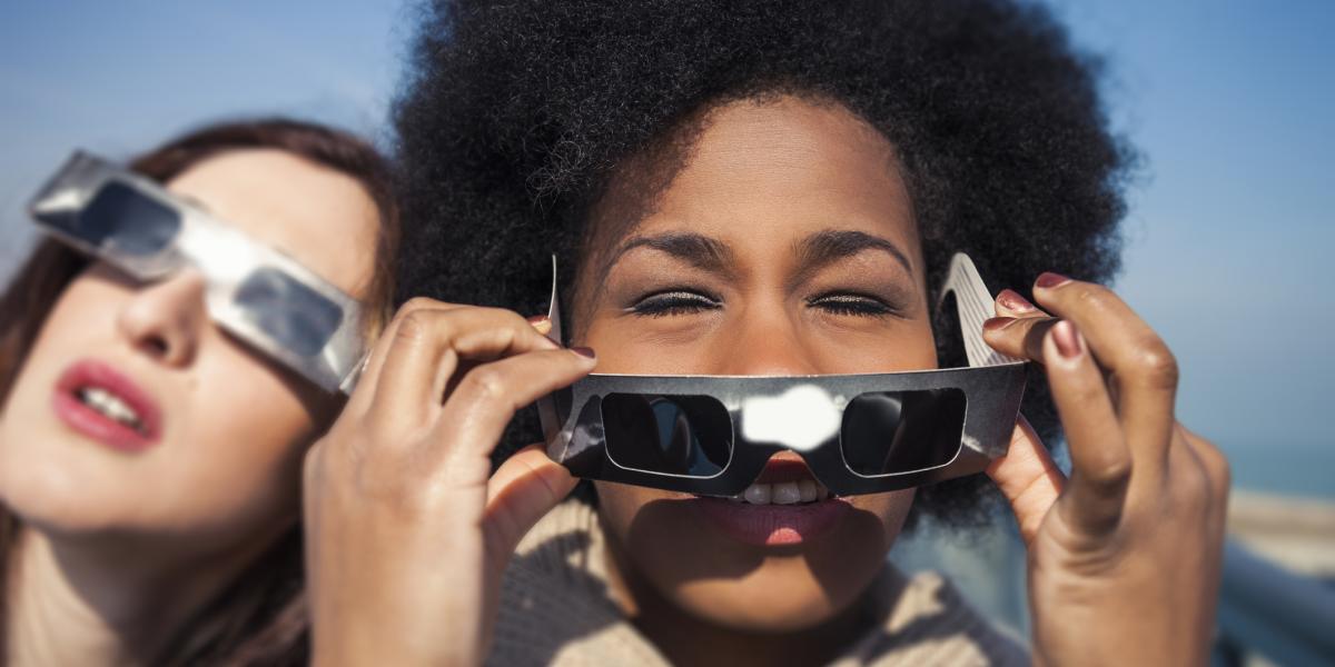 Eclipse solar: ¿cómo saber si sus lentes para verlo son auténticos o falsos?