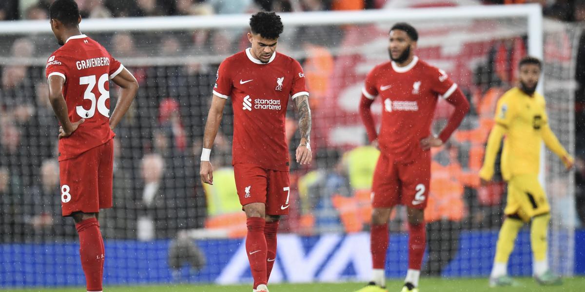 Luis Díaz se lamenta con el autogol de Liverpool.