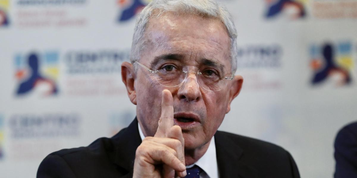 Álvaro Uribe, expresidente.

Álvaro Uribe, expresidente.
Álvaro Uribe, expresidente.