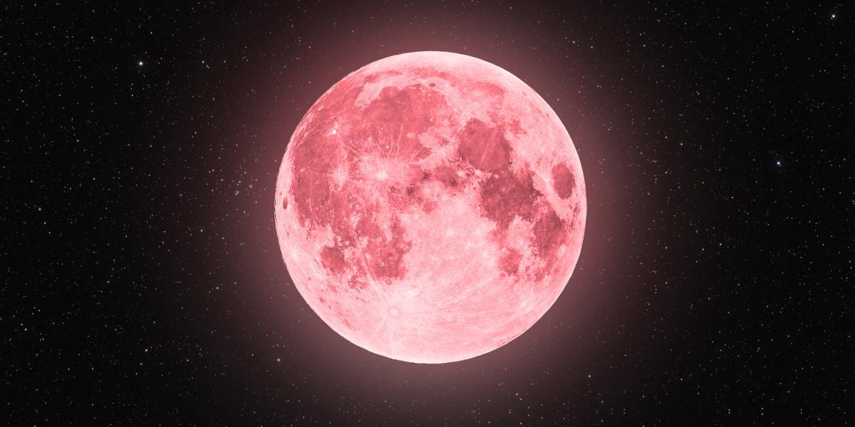 Aunque la luna llena rosa no adquiere una coloración cálida, si que tiene fuertes vibraciones que pueden ser aprovechadas para rituales, según la astrología.