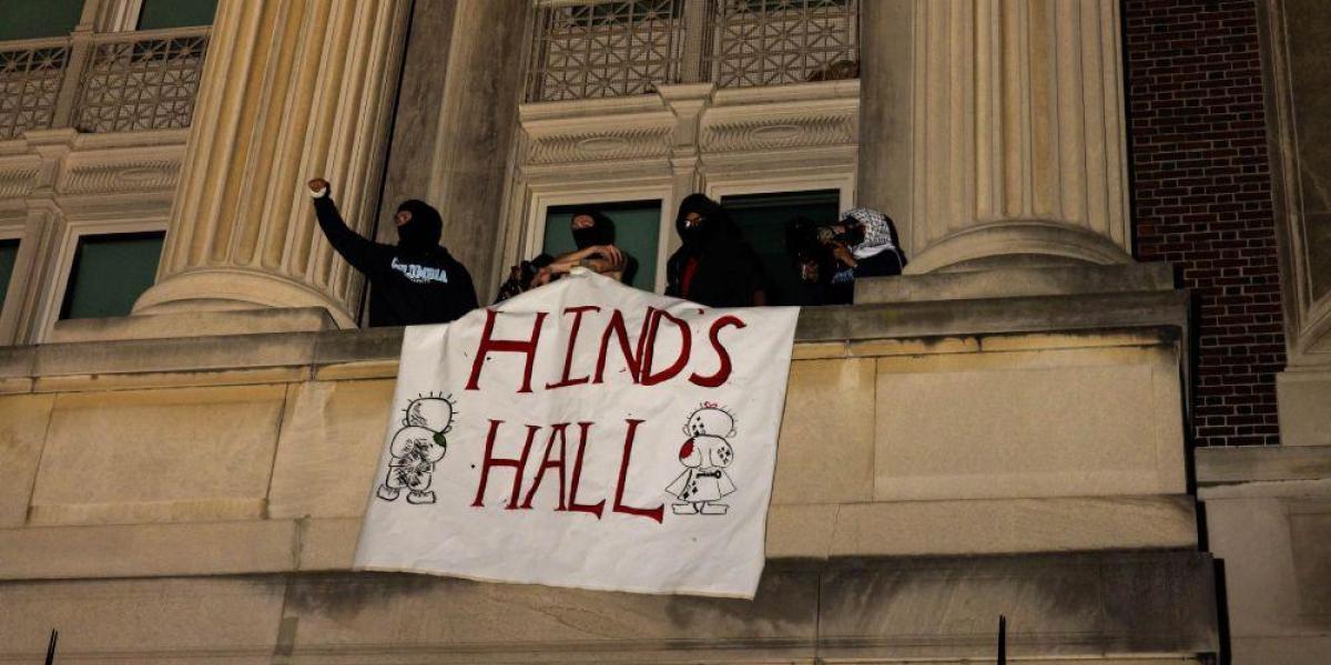 Manifestantes colocan un cartel que dice "Hind's Hall", que significa "Sala de Hind", en honor a la niña Hind Rajab, muerta en Gaza.