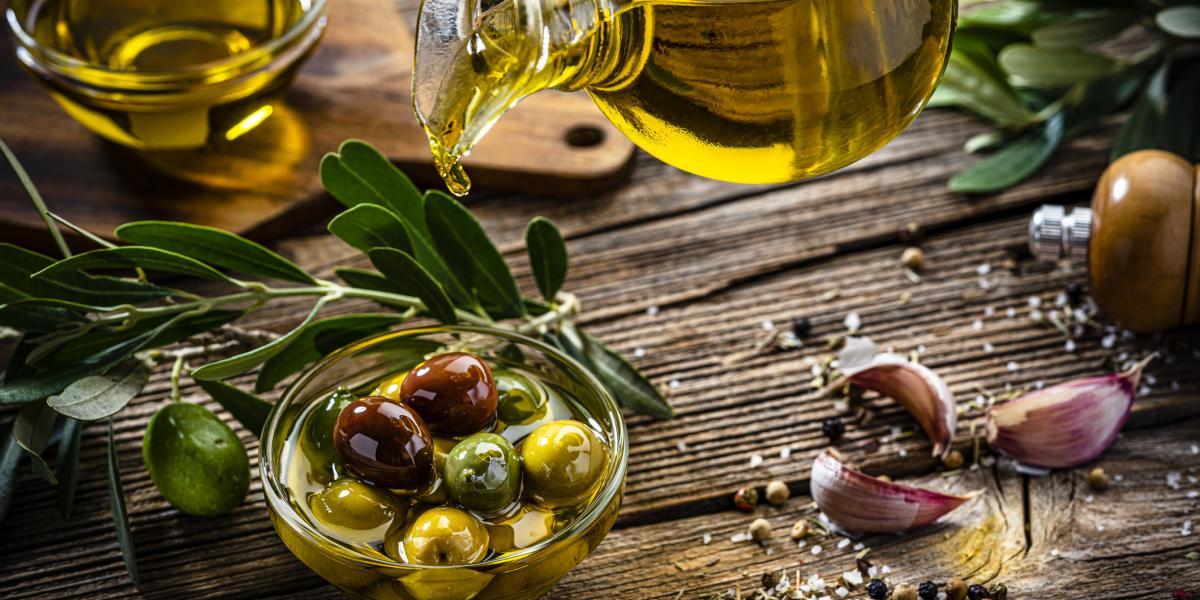 El aceite de oliva tiene vitamina E, vitamina K, calcio, hierro y potasio.