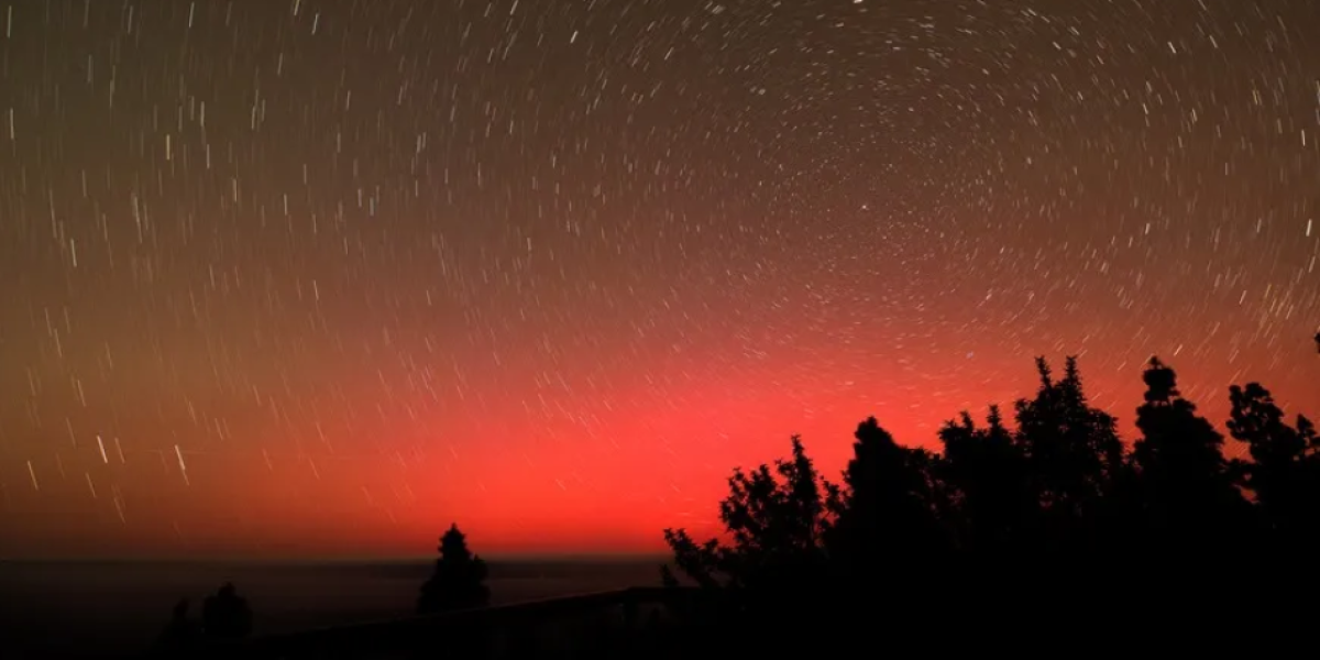 La tormenta solar de este viernes ha dejado insólitas imágenes de Aurora boleares en Canarias.