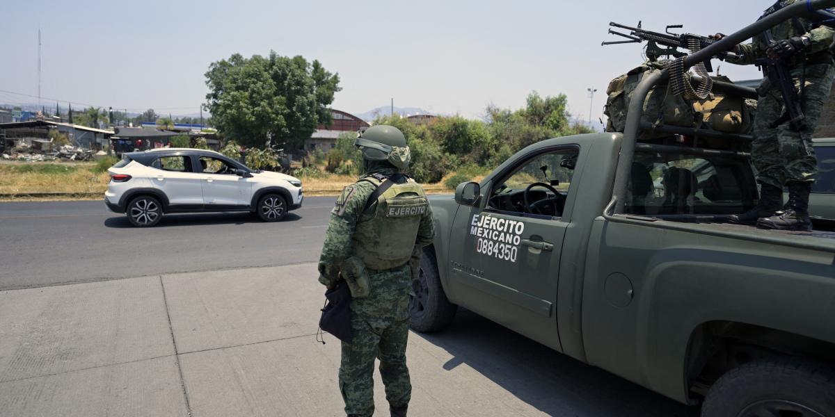 Soldados del ejército mexicano patrullan frente a una gasolinera en las calles de Morelia, estado de Michoacán, México, el 15 de mayo de 2024.