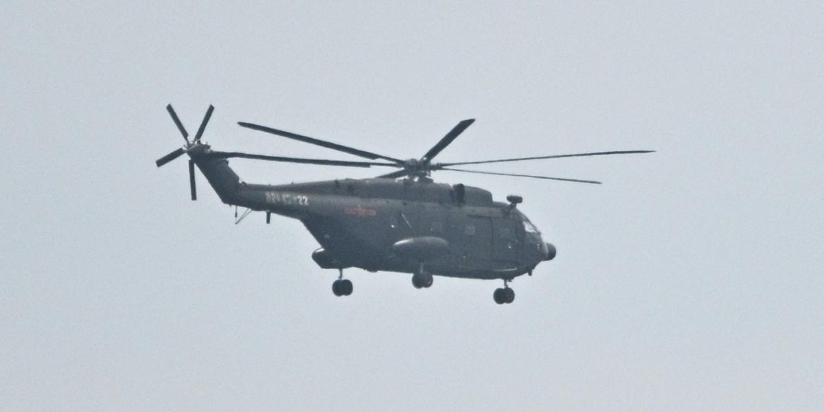 Un helicóptero militar chino sobrevuela la isla de Pingtan, el punto de China más cercano a la isla principal de Taiwán.