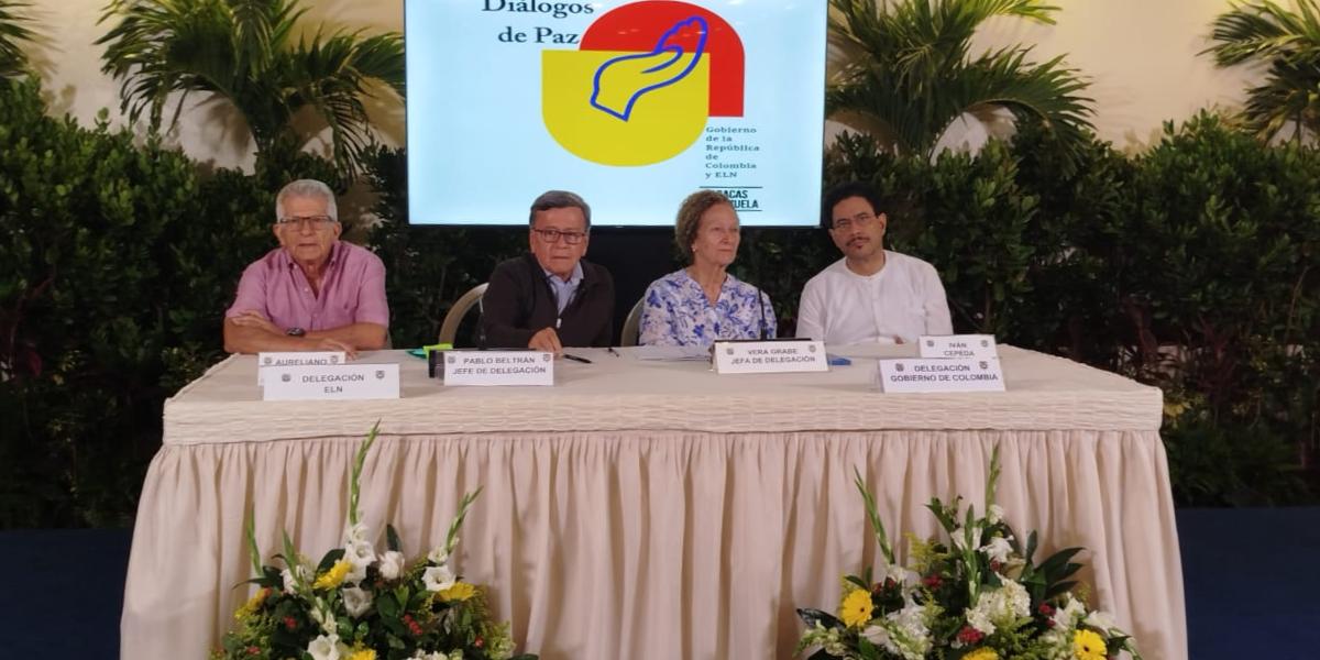 La delgación de gobierno y el Eln en la firma del primer punto, el de de participación, en Caracas, Venezuela.