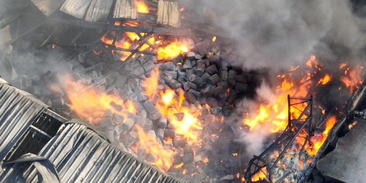 Explosión en fábrica de químicos provoca grave incendio en Melbourne ...