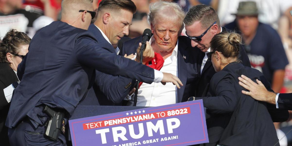 Impactantes fotos muestran cuando bala pasa por detrás de la cabeza de  Donald Trump y perfora su oreja en mitin en Pensilvania