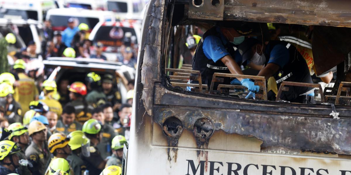 Bangkok (Thailand), 01/10/2024.- Thai forensic police officers inspect a burnt bus on Vibhavadi Rangsit road in Bangkok, Thailand, 01 October 2024. At least 20 students and three teachers were killed in the accident and many others were injured, police said. (Tailandia) EFE/EPA/NARONG SANGNAK