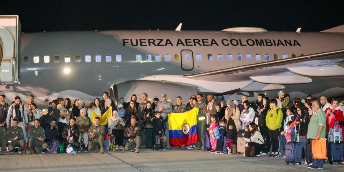 Aterriza en el Aeropuerto El Dorado el segundo vuelo humanitario con 105  colombianos evacuados desde El Líbano