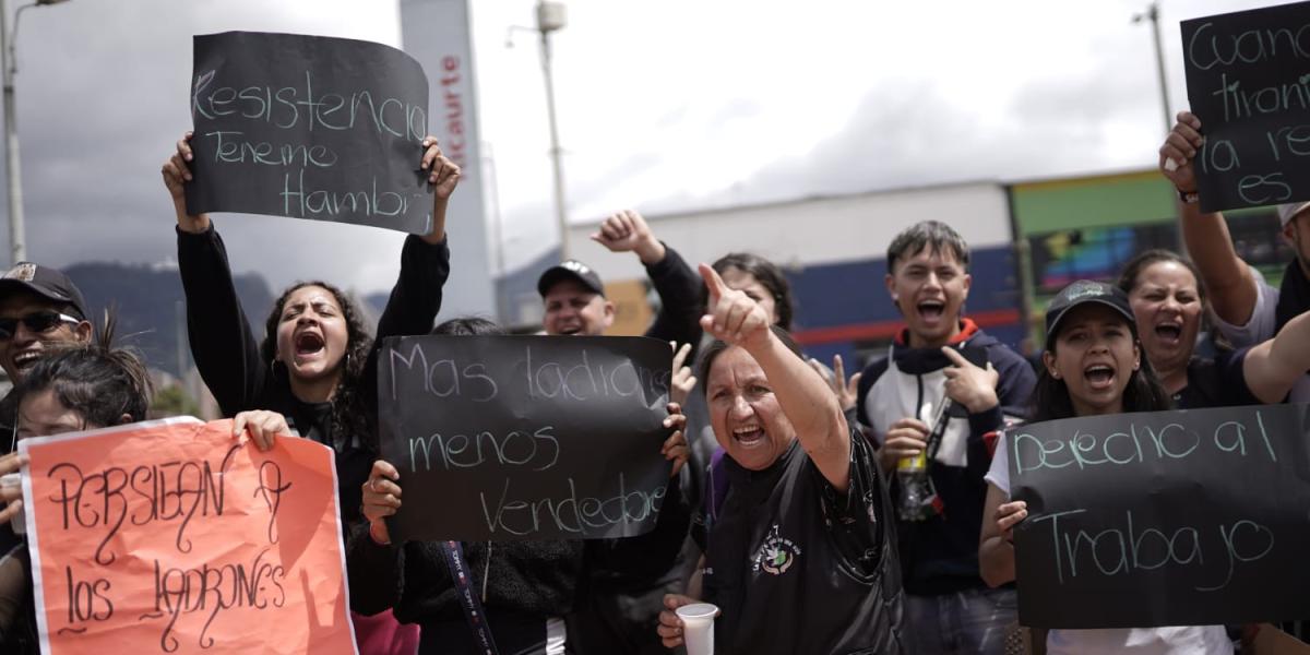 Alcaldía define futuro de los vendedores ambulantes en Transmilenio