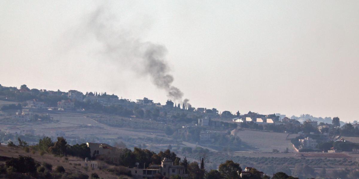 El humo se eleva como resultado de un ataque aéreo israelí cerca de la aldea de Meiss El-Jabal, en el sur del Líbano, cuando abandonan el Líbano en su camino de regreso a Israel, visto desde el lado israelí de la frontera, el 2 de diciembre de 2024.