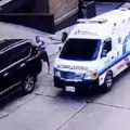 Este es el momento en el que el asaltante amenaza con un arma al empresario.