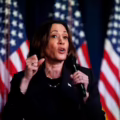 La vicepresidenta Harris es, según expertos, la favorita para reemplazar a Biden.