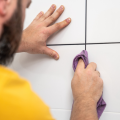 ¿Cómo quitar las manchas de humedad de las paredes del baño?