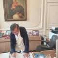 El presidente Gustavo Petro firmando el decreto para convocar la consulta popular.