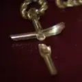 Hombre se salva de disparo por collar