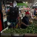 Compradores en la Central Minorista de Medellín.