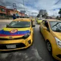 Para este martes 23 de julio, el gremio de taxistas convocó una nueva jornada de protestas que afectO significativamente la movilidad en Bogotá y otras ciudades de Colombia. El paro se realizó para expresar su inconformidad con los conductores particulares y motociclistas que prestan servicio de transporte a través de aplicaciones. Taxista bloquearon la calle 13 con Ciudad de Cali  . BOGOTÁ 23 DE JULIO DEL 2024. FOTO MAURICIO MORENO CEET EL TIEMPO @mauriciomorenofoto