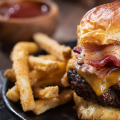 Las hamburguesas deben ser consumidas con las manos y no con cubiertos.