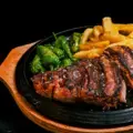 La especialidad de Factory Steak & Lobster es la carne.