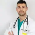 Cardiólogo revela la bebida que, aunque acelera el corazón y causa insomnio, no se debe dejar