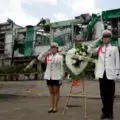 Con un minuto de silencio, estudiantes del colegio militar José Acevedo y Gómez les rindieron un homenaje a las víctimas fatales en el lugar del atentado en Cali. Al fondo se observa la destrucción que dejó el ataque.