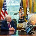 El presidente de Estados Unidos, Donald Trump, escucha durante un anuncio sobre el escudo antimisiles Cúpula Dorada.