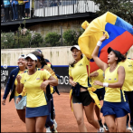 Tenistas ganadoras de la bILLIE jean King Cup sosteniendo la bandera de Colombia