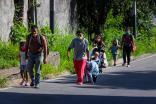 Un grupo de migrantes venezolanos camina por una calle con maletas y bolsos, el 7 de octubre, en San Cristóbal, estado Táchira (Venezuela).