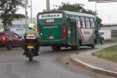 Unidades de la Policía acompañan las rutas de buses en deferentes tramos.