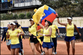 Tenistas ganadoras de la bILLIE jean King Cup sosteniendo la bandera de Colombia
