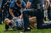 Un estudiante es arrestado este jueves durante una manifestación pro Palestina en la Universidad de Texas en Austin.