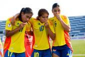 Colombia logró un triunfo clave contra Venezuela en el Suramericano Sub-20 femenino. Celebran Ana Milé González, Gabriela Rodríguez y Katerine Osorio.