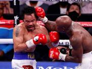 Yordenis Ugas (derecha), de Cuba, en acción contra Manny Pacquiao (izquierda), de Filipinas.
