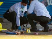 Barranquilla, Colombia, 30 de Enero de 2023. Oficiales de la Sijin recopilan evidencias en el lugar de la masacre que se efectuó en el barrio El Santuario al sur occidente de la ciudad, donde cuatro personas fueron asesinadas. El hecho ocurrió en la carrera 8 con calle 52, en la Tienda y Estadero la 8 mientras se transmitía el partido de Junior FC contra el DIM. Un policia resultó muerto. Foto Vanexa Romero/ETCE