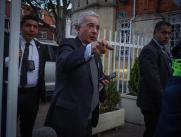 El expresidente Alvaro Uribe llega a la sede de su partido hoy 23 de noviembre del 2023 para realizar una rueda de prensa sobre diferentes temas despu??s de su encuentro con el presidente Gustavo Petro en el d??a de ayer . Foto @mauriciomorenofoto /MAURICIO MORENO CEET EL TIEMPO