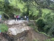 Varios afectados por desplome de vía en Nariño.