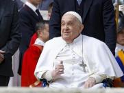 El Papa hizo aparición sopresa en la Plaza de España.
