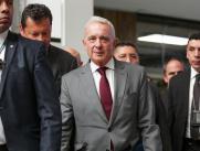 Álvaro Uribe Vélez a la salida del segundo interrogatorio.