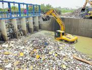 En junio pasado, la alcaldía de Barranquilla reportó que los distintos sucesos llevaron a que de los distintos canales taponados se extrajeran hasta 800 toneladas de basuras.