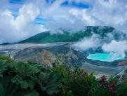 6.	Costa rica:
La basta biodiversidad de este pa??s se ha convertido en el atractivo tur??stico que incentiva a turistas a ir a la regi??n para ver perezosos, ranas de ojos rojos o poder avistar ballenas en el Pac??fico.
En ese sentido Costa Rica se ha dedicado a promover un turismo sostenible para preservar sus ecosistemas, de hecho casi el 90 por ciento de la energ??a del pa??s es creada por fuentes renovables. En 2020 esperan convertirse en uno de los primeros pa??s neutros en carbono.