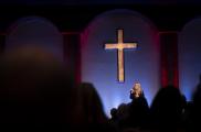 La diputada Marjorie Taylor Greene se considera una "nacionalista cristiana". Un mitin en una iglesia en Texas.
