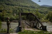 Un guardia fronterizo ucraniano opera un dron sobre el río Tisza, donde han muerto hombres buscando huir a Rumania.