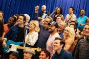 Huey Lewis  con el elenco del musical en Broadway "The Heart of Rock and Roll" en un evento.