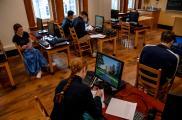 La pandemia obligó a los bruderhof a permitir laptops para estudiantes. La Academia Mount, en Esopus, NY.