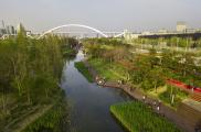 El Parque Houtan, un antiguo sitio industrial en Shanghai, tras ser transformado con vegetación y humedales.
