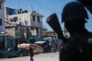 Pandillas controlan barrios enteros en Puerto Príncipe, pero la policía, superada en número y armas, se ha mantenido firme.
