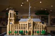 Un nuevo modelo de Lego de la Catedral de Notre-Dame incluye rosetones y una aguja central rodeada de estatuas.